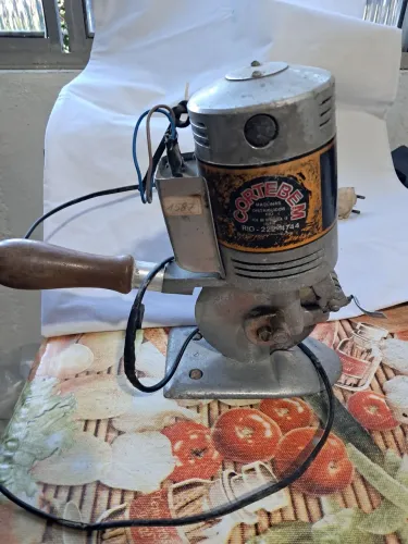 Máquina de cortar tecido elétrica.