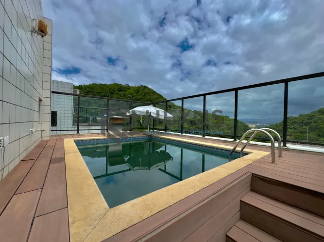 Cobertura reformada com piscina e varanda gourmet vista mar na Praia das Pitangueiras, Gua
