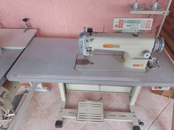 Maquina de costura reta eletrônica marca siruba ,comprada nova