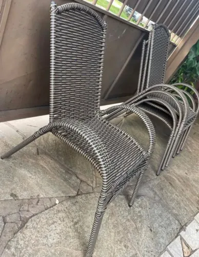 VENDO CONJUNTO DE 4 CADEIRAS MAJS 1 MESA DE FIBRA SINTÉTICA PARA SUA AREA EXTERNA !!!