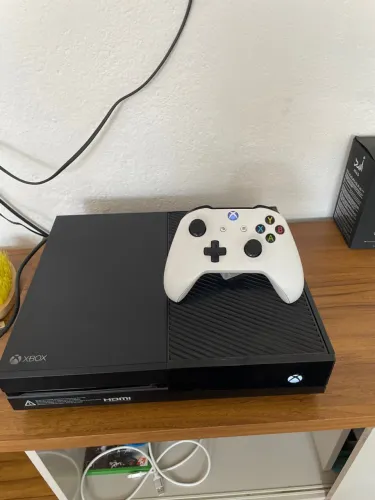 Vendo Xbox one muito conservado
