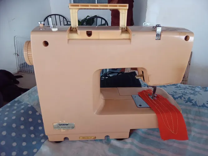 Máquina de costurar brother.