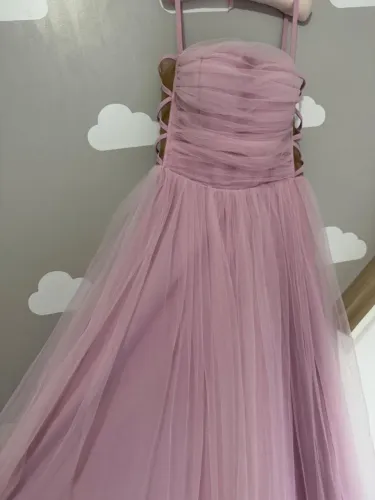 Vestido de festa todo em tule e com abertura lateral.