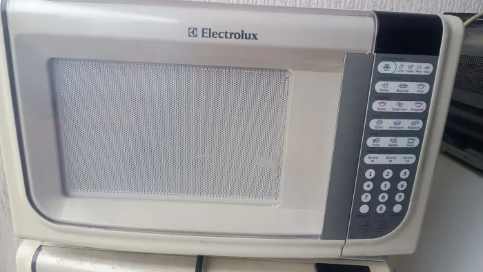 Microondas Electrolux 31 litros 127V em perfeito estado de funcionamento 