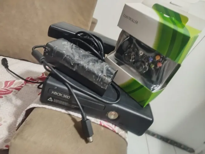 Xbox 360<br>Cm Kinect desbloqueado mais sem jogos controle novo valor: 550