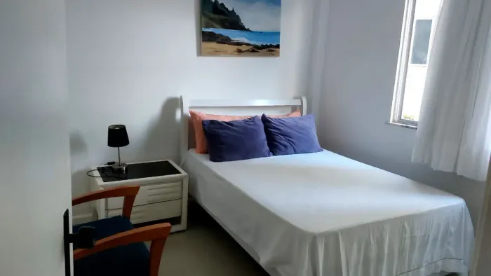 Alugo quarto em apartamento no Jardim Armação. 