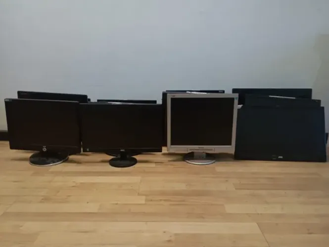 Lote de monitores com detalhes