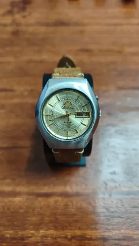 Relógio Orient Automático Vintage Amarelo Dourado detalhes circular 