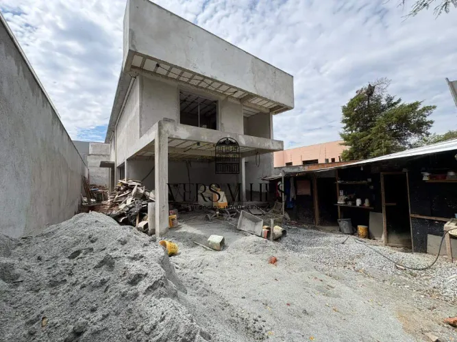 Casa à venda com 03 quartos (03 suítes), 06 banheiros, 04 vagas de garagem com 255m² - Bai