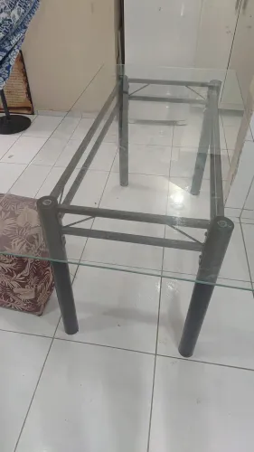 Mesa 6 lugares tampo de vídro medindo 1,60x80