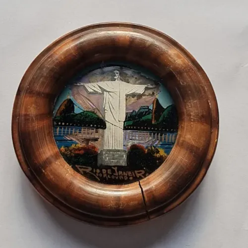 Souvenir antigo do Rio de Janeiro enfeite de parede que retrata o Cristo Redentor no Corco