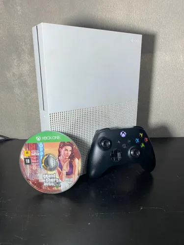 Xbox One 1TB O console acompanha: * 1 controle do Xbox Series X GTA V em mídia física