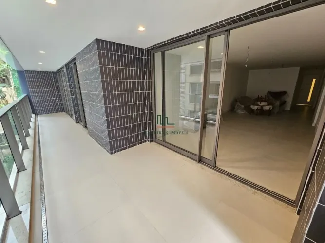 Apartamento com vista lateral para o mar e varanda gourmet em condomínio completo no coraç