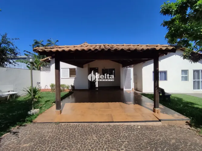 Casa com 4 quartos sendo 1 suíte disponível para venda no bairro Chácaras Tubalina E Quart