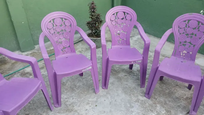 Vende-se 4 cadeiras e uma poltrona 