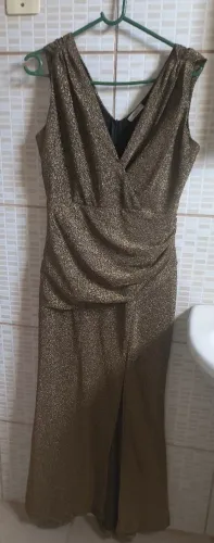 Vestido de festa longo com brilho dourado 