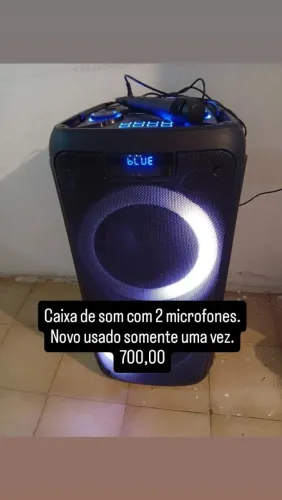 Caixa de som com 2 microfones nova