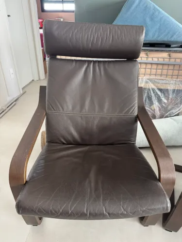 Poltrona em couro, estrutura em madeira. Alta qualidade. Comprado na Espanha.