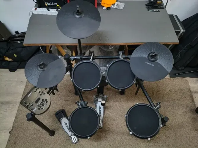 Bateria eletrônica Alesis Nitro