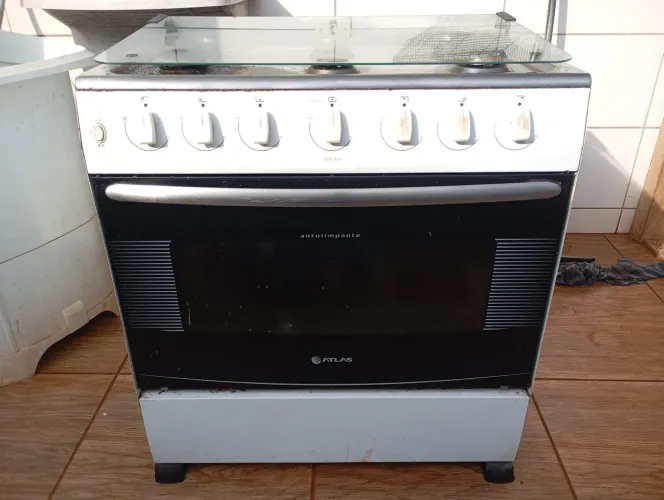 Fogão de 6 bocas pegas todas,e forno tbm.