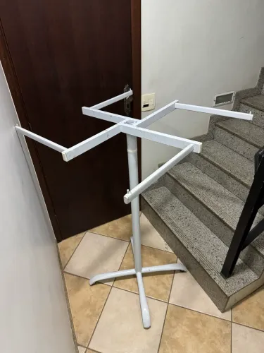 Arara de chão giratória