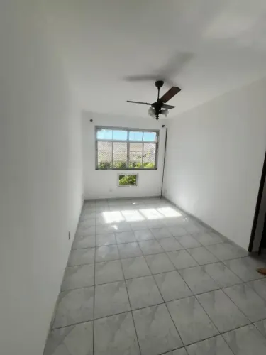 Apartamento de 2 quartos com dependência em Olaria
