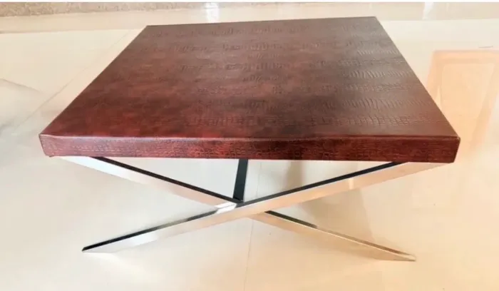 Mesinha de centro 1x1 m em metal e couro sintético
