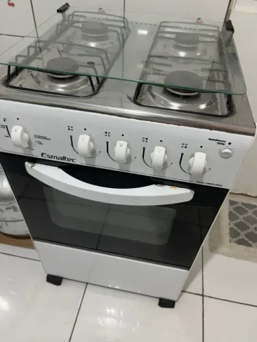 Fogão Esmaltec de 4 bocas, mesa de inox