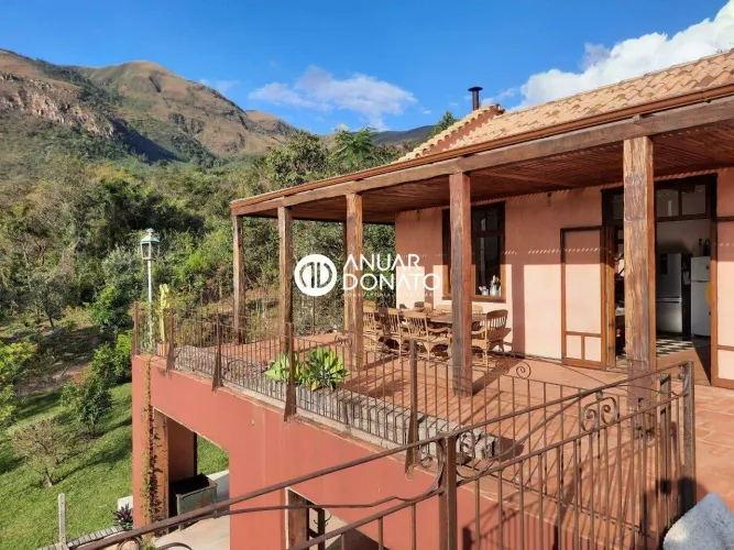 Casa em condomínio na Serra da Moeda