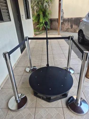Plataforma giratória 360 com 4 separador de fila.