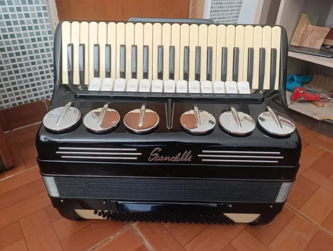 Acordeon scandalli polifônica completa 120 baixos,4/5 de voz