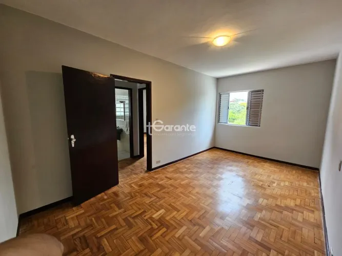 Casa Térrea com Quintal Gramado + Salão nos Fundos
