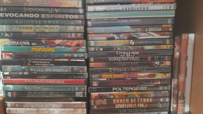 Vendo 240 dvds de diversos gêneros hein bom estado de conservação valor de 250 reais