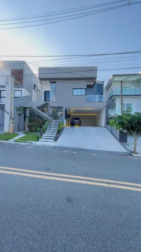 Casa em Condomínio Fechado em Arujá com 3 Suítes | 254m²