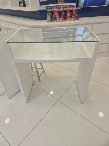 Vendo balcao expositor com vidros praticamente novos eram de uma ótica