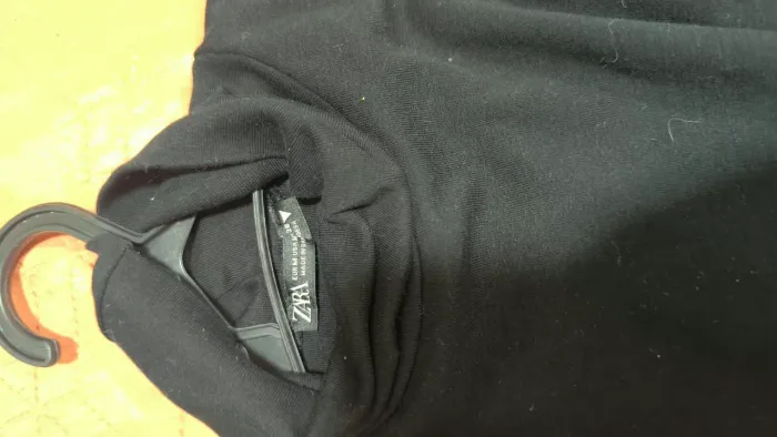 vestido tubinho sem manga com gola preto