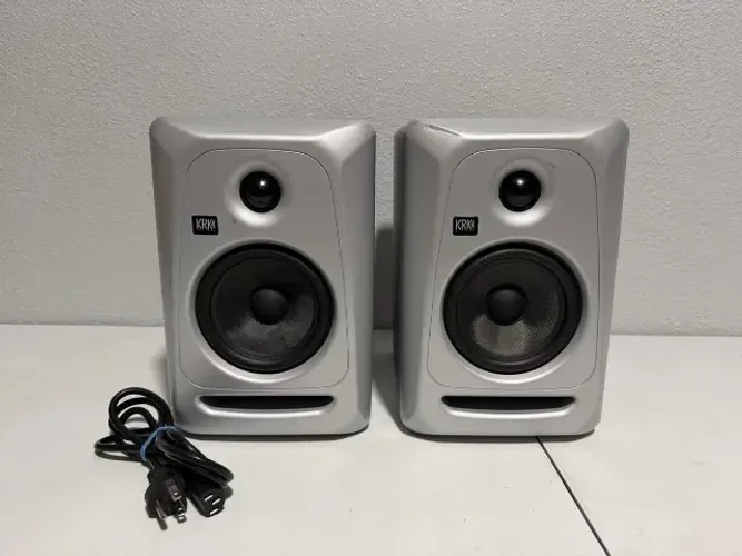 Par de Monitor de Estúdio Amplificado Ativo KRK Classic 5, Com Fio, Prata, RCA/XLR/TRS