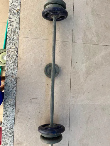 Barra de musculação com anilhas ? treino