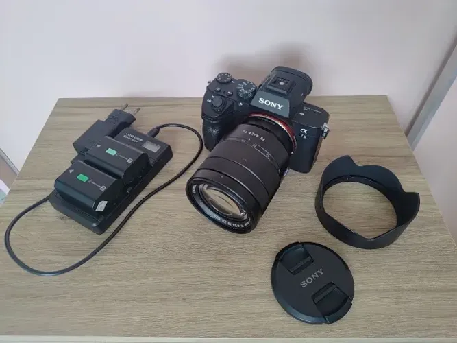 Câmera Mirrorless Sony A7iii 4k Com Lente 24-70mm F/4 ZEISS (+ baterias + cartão)