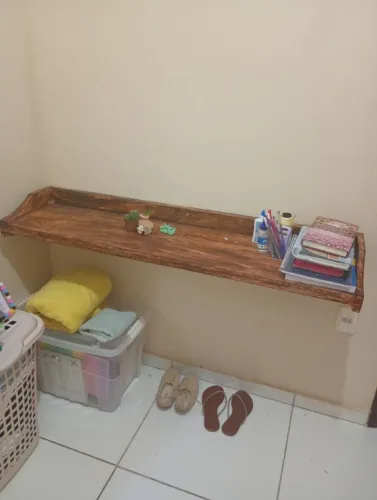 Vendo prateleira grande se madeira serve pra usar como mesa