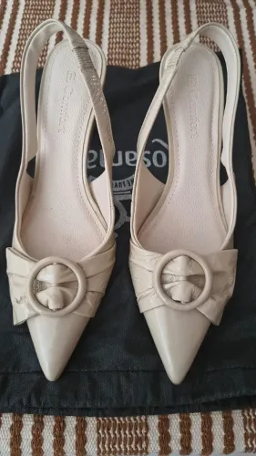 belo scarpin em couro, cor gelo