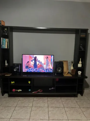Rack de TV com estante integrada