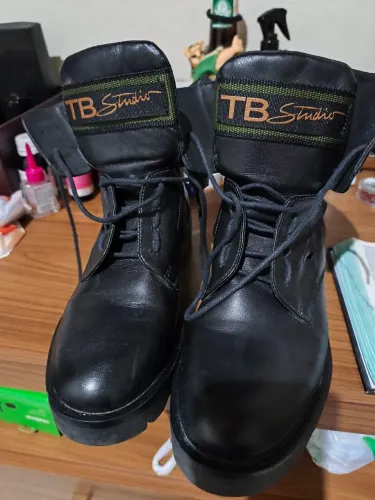 Bota semi nova, muito confortável.