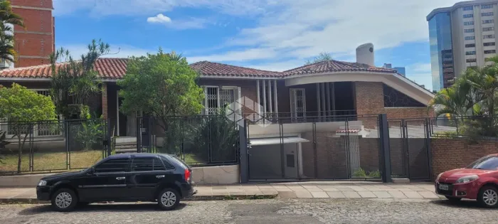 Casa 4 dormitórios com piscina no centro de Santa Maria /RS