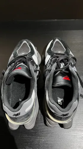 New Balance 9060 TM 40 (na colorway clássica Black / Castlerock / Grey com detalhes em ver