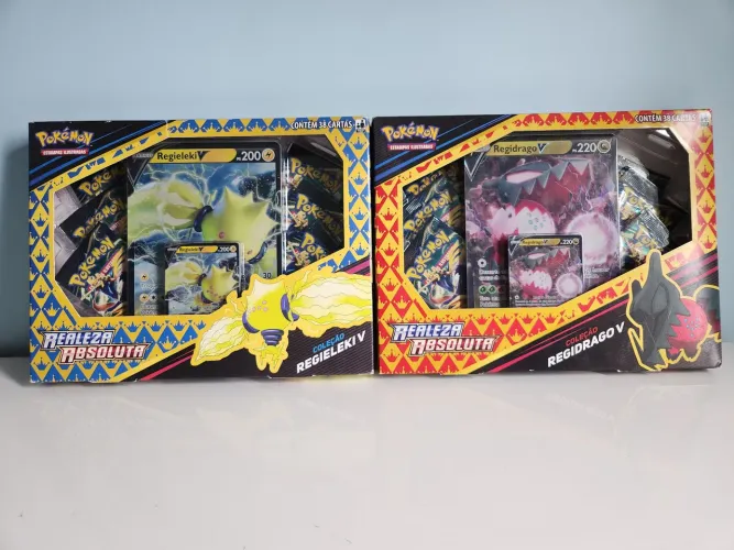 Box Pokémon Regidrago V + Regieleki V - Realeza Absoluta 