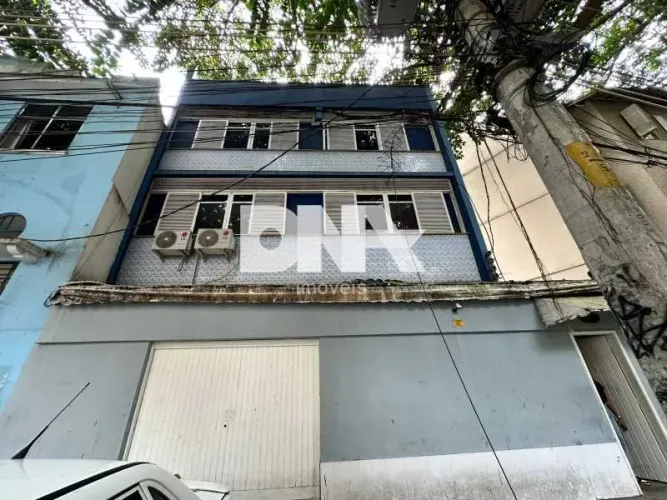 Casa de rua : Triplex / Residencial / Catete