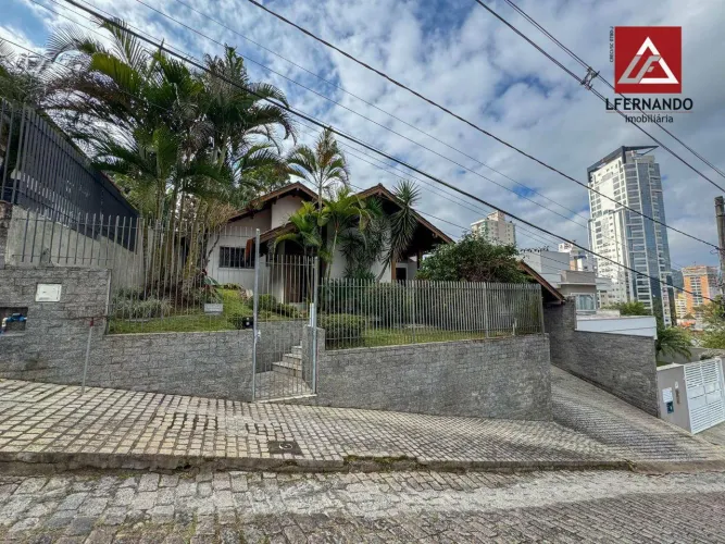 Casa com 4 dormitórios sendo 2 sites à venda, 273 m² por R$ 1.650.000 - Água Verde - Blume