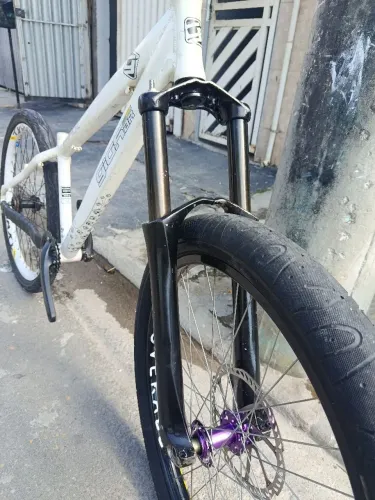 Suspensão Marzocchi com detalhe