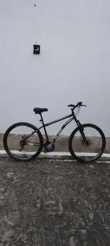 Vendo bicicleta aro 26, com pneus e câmara novas precisando de lubrificar por estar parada